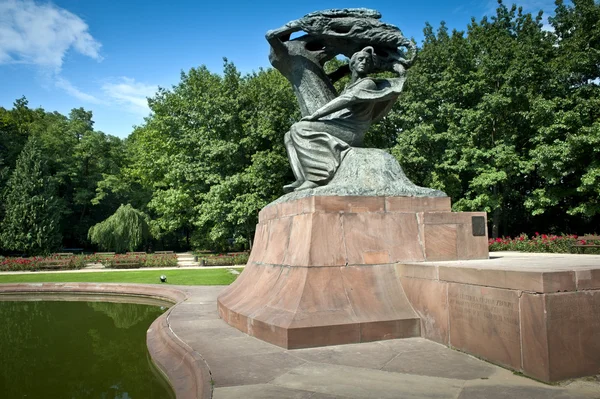Фредеріка Шопена пам'ятник влітку — стокове фото