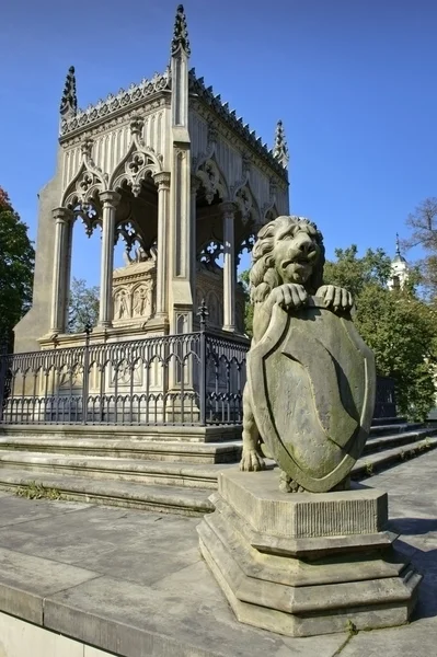 Rzeźba lwa i grób — Zdjęcie stockowe