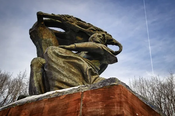 弗雷德里克 · 肖邦纪念碑在瓦津基公园 — 图库照片
