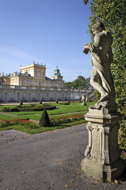 wilanow Sarayı'nın bahçesinde heykeli