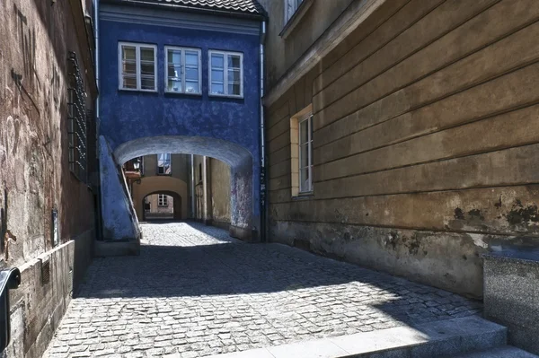 Archway at tenement house at Warsaw's old town. — Stock Photo, Image