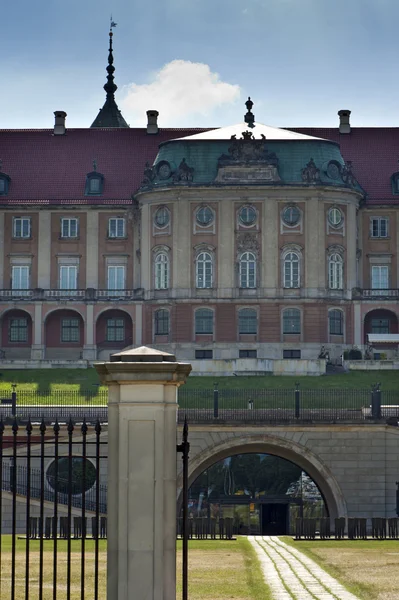在华沙举行的皇家城堡。北外立面. — 图库照片
