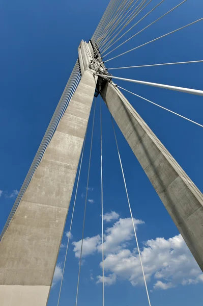 Abstrakt. moderní visutý most. — Stock fotografie