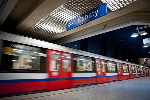 Nowoczesna stacja metra. Warszawy w Polsce. — Zdjęcie stockowe