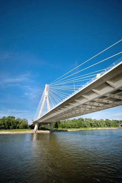 Moderní most přes řeku — Stock fotografie