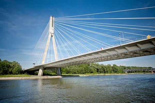 Puente moderno sobre el río —  Fotos de Stock