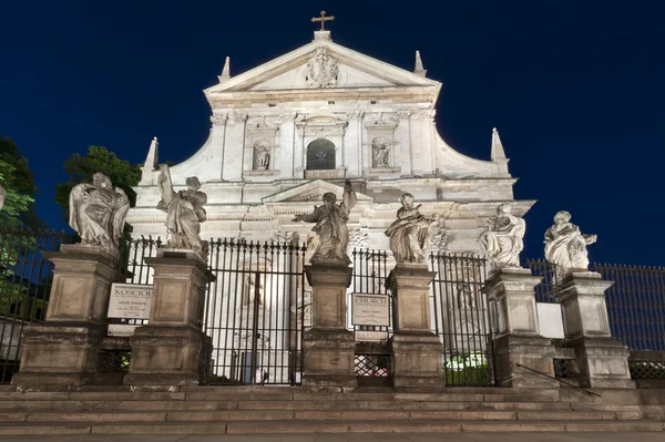 Fachada da Igreja barroca São Pedro e São Paulo em Cracóvia — Fotografia de Stock