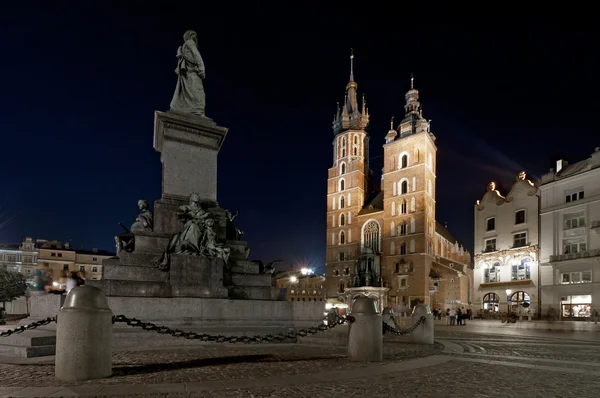 Mariack εκκλησία τη νύχτα στην Κρακοβία, Πολωνία — Φωτογραφία Αρχείου
