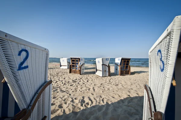 Плетеное пляжное кресло на Балтийском море — стоковое фото
