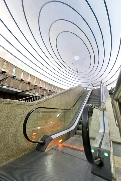Современная платформа метро в Варшаве — стоковое фото
