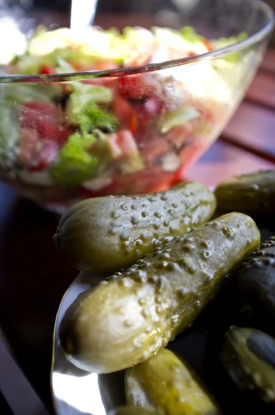Concombres marinés avec salade grecque fraîche — Photo