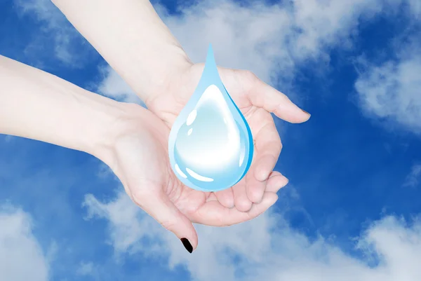 Manos que sostienen gota de agua, protección del medio ambiente — Foto de Stock