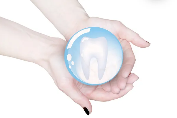 Manos que sostienen los dientes en esfera de vidrio, odontología — Foto de Stock