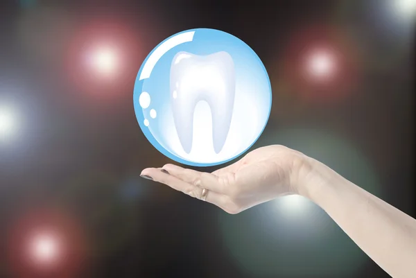 Mains tenant la dent dans la sphère de verre, dentisterie — Photo