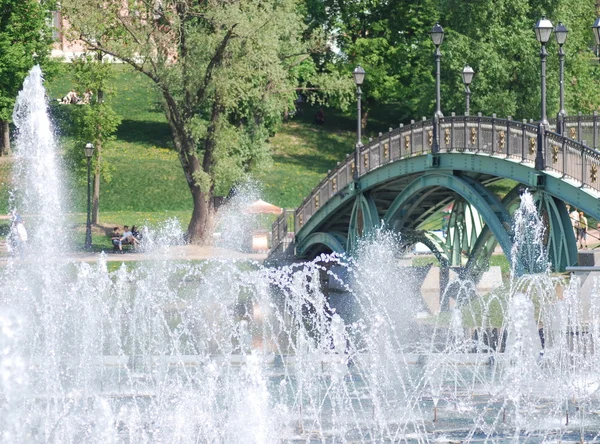 Wysokie fontanny w parku miejskiego w Moskwie — Zdjęcie stockowe