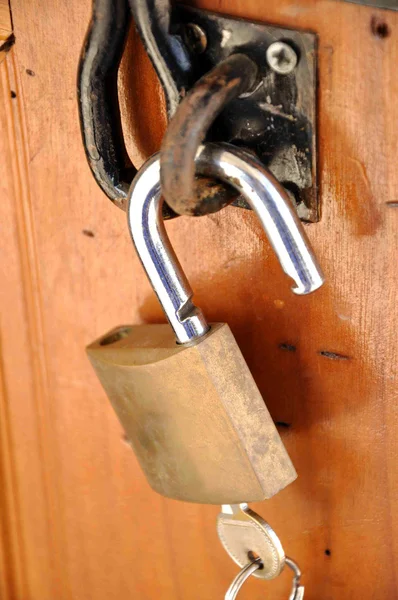 Schlüsselschloss-Tür — Stockfoto