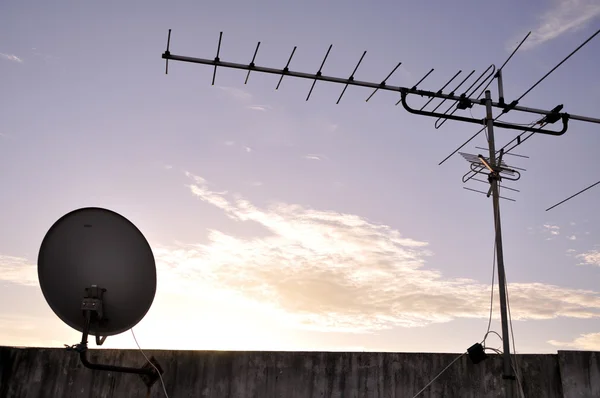 TV aerial and satellite dish — Stock Photo, Image