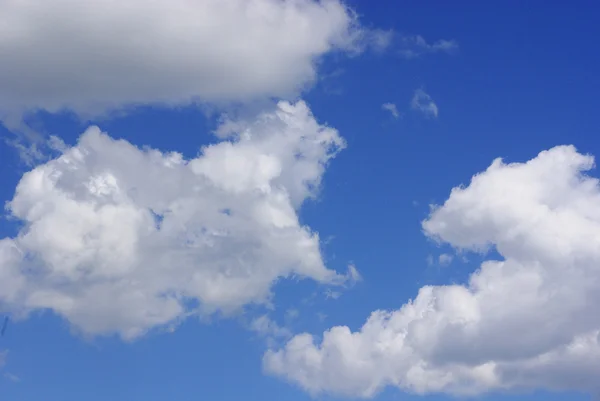Nubes esponjosas —  Fotos de Stock