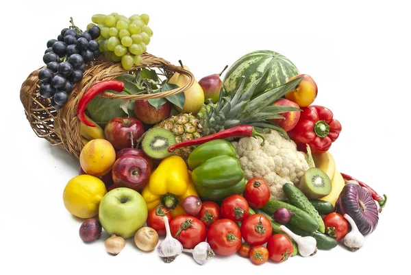 Die Gruppe von Gemüse und Obst in bascet — Stockfoto