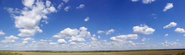 Panorama da paisagem nublada — Fotografia de Stock