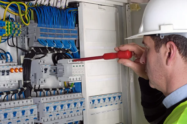 Eletricista durante a medição — Fotografia de Stock