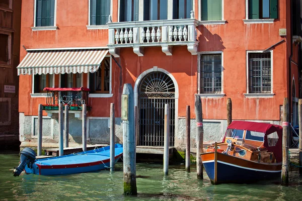 Типовий фасад будинку у Венеції, Італія — стокове фото