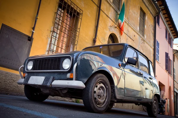 在意大利街的旧车 — 图库照片