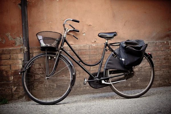 Vieja bicicleta retro con cesta en Italia —  Fotos de Stock