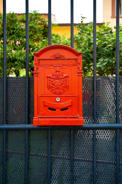 Roter Briefkasten — Stockfoto