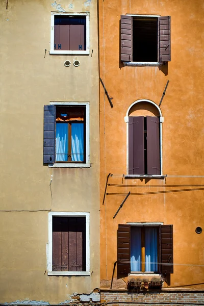 Stará okna, Benátky, Itálie — Stock fotografie