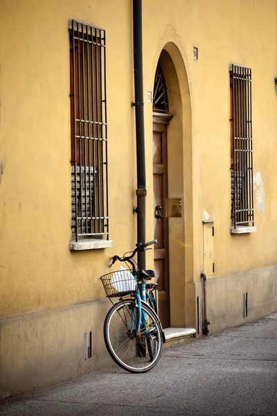Vecchia bicicletta retrò con cesto in Italia — Foto Stock