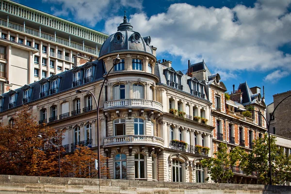 Typické francouzské architektury fasády, Paříž — Stock fotografie