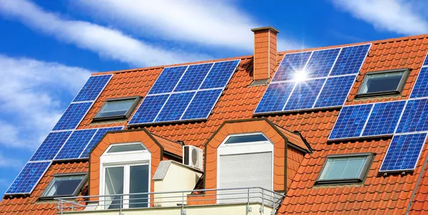 Solární panel na červené střeše — Stock fotografie