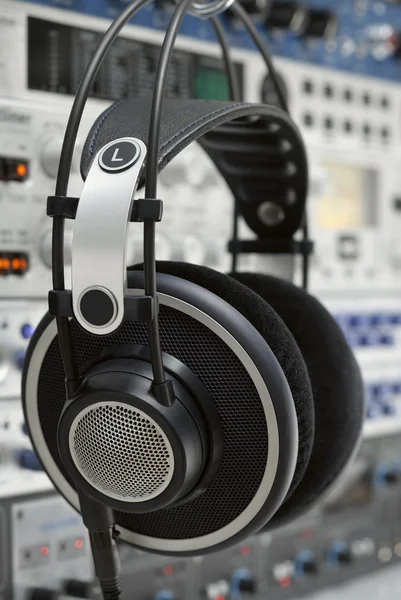 Auriculares profesionales en un estudio de grabación — Foto de Stock