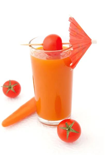 Склянка овочевого соку з парасолькою — стокове фото