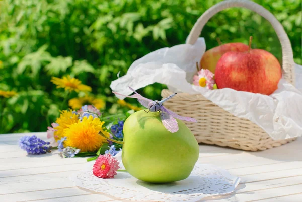 Libellula sulla mela verde in giardino — Foto Stock