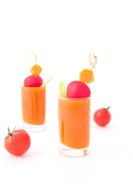 sebze suyu kısa gözlük ve domates