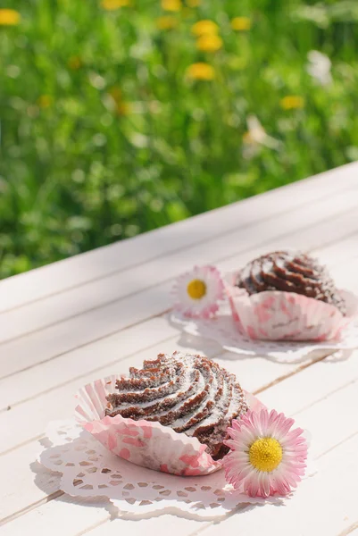 Шоколадные торты на столе в саду — стоковое фото