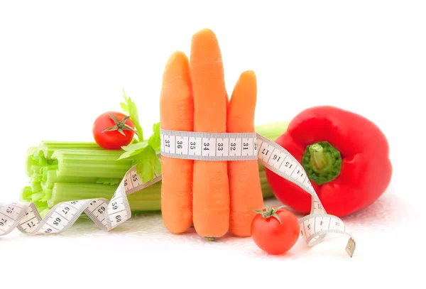 Cenouras com fita métrica e legumes — Fotografia de Stock