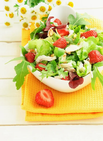 Salade verte aux fraises et poulet Photo De Stock
