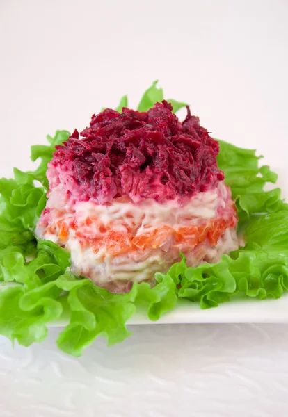 Salade de légumes russe au hareng Photo De Stock