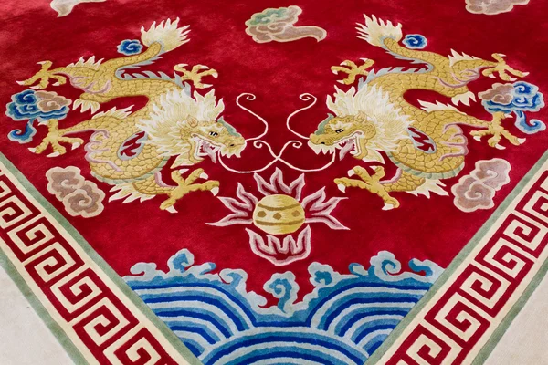 Изображение дракона на ковре — стоковое фото