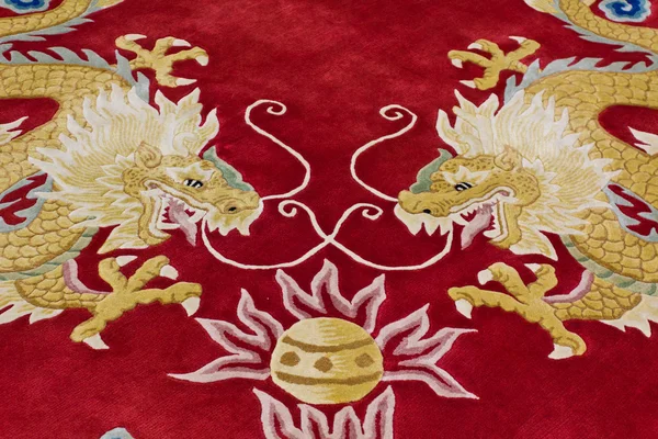 Изображение дракона на ковре — стоковое фото