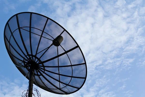Antena parabólica e céu azul — Fotografia de Stock