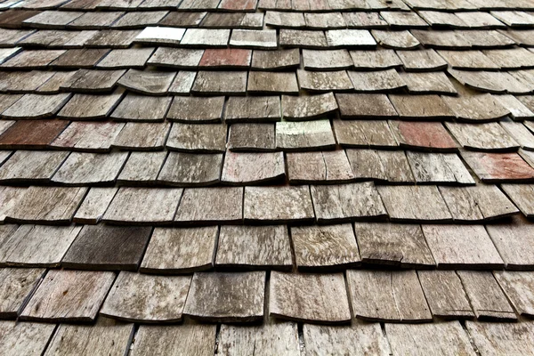 Eski yıpranmış shingle çatı modeli — Stok fotoğraf