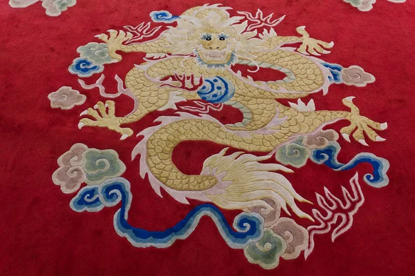 Dragon image on the carpet — Stok fotoğraf