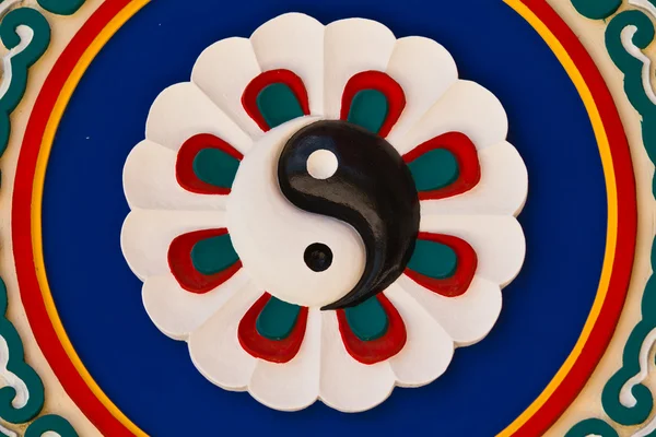 Цветной знак Инь-Яна — стоковое фото