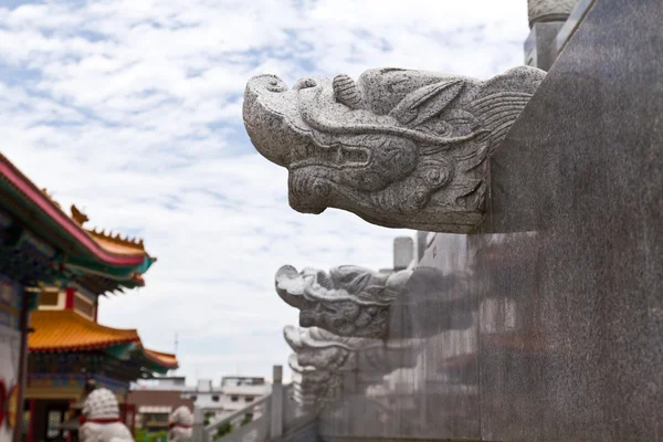 Testa di drago statua nel tempio cinese Thailandia — Foto Stock