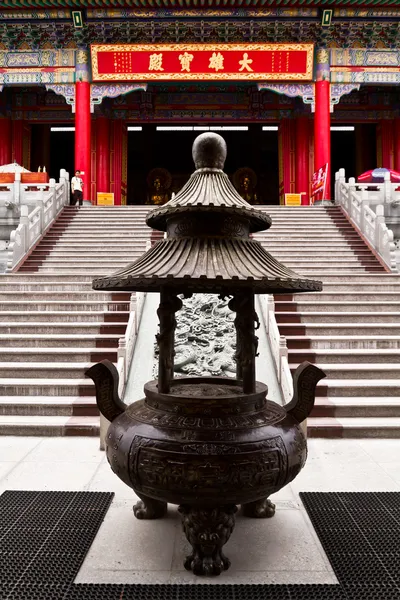 Quemador de incienso de bronce en templo chino Tailandia — Foto de Stock