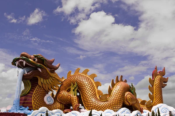Grande estátua de dragão e céu azul com nuvem na Tailândia — Fotografia de Stock